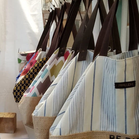 Bolsos con material reciclado para la Feria Alternativa