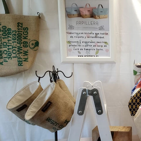 Accesorios de material reciclado para la Feria Alternativa